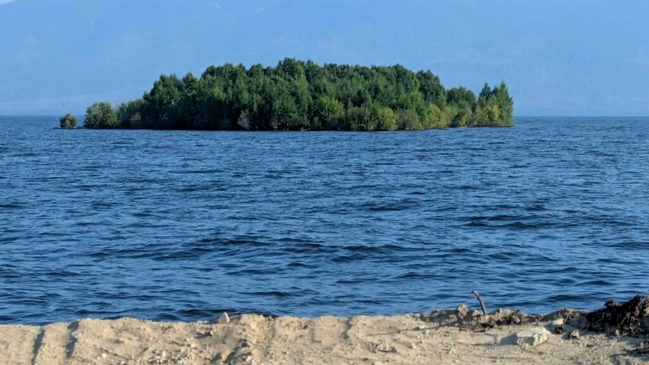 Mister pe un lac uriaș. O insulă a apărut din senin și apoi a dispărut
