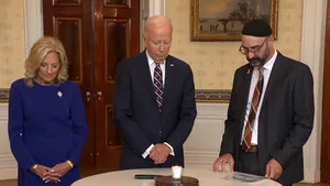 Un an de la atacul Hamas. Joe Biden a aprins o lumânare la Casa Albă, ceremonii au loc în toată lumea