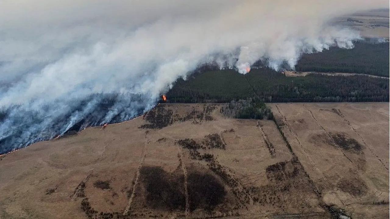 Mii de oameni au fost evacuaţi în vestul Canadei din cauza incendiilor de vegetaţie