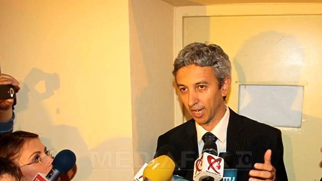 Busculadă la secţia unde a votat Dan Diaconescu. Jurnaliştii au fost evacuaţi