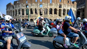 Vespa a împlinit 80 de ani. Mii de pasionați au sărbătorit pe străzile Romei: „Vespa este un mod de viață”