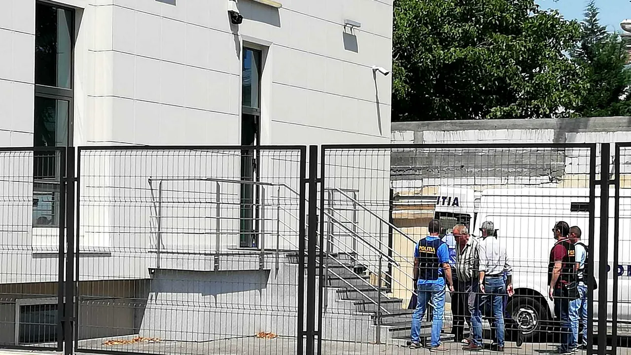 CRIMA din Caracal, prima zi de anchetă. Gheorghe Dincă, SCOS în huiduieli din locuinţă/ Oasele găsite „par umane, dar vechi”/ Scafandrii au căutat probe într-un LAC din apropiere/ Părinţii Alexandrei au fost SUNAŢI în ziua în care fata a fost răpită