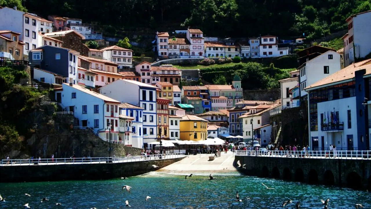 Cel mai faimos sat pescăresc din nordul Spaniei: casele sale colorate, dispuse ca un amfiteatru deasupra Mării Cantabrice.