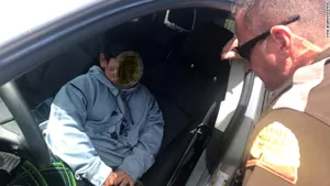 Copil de 5 ani a furat 3$ şi SUV-ul părinţilor pentru a merge să-şi cumpere un Lamborghini. VIDEO: Momentul în care a fost oprit de poliţişti pe autostradă