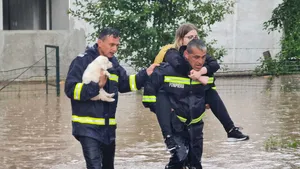 Pompierii au intervenit în peste 30 de localităţi din 11 judeţe. Cu ce s-au confruntat