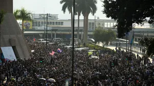 VIDEO. Mii de protestatari îmbrăcaţi în negru s-au adunat în Hong Kong, în timp ce Guvernul face apel la calm