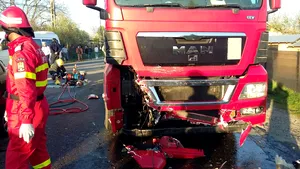 FOTO Un mort şi doi răniţi în urma unui accident între o maşină şi un autotren în judeţul Dâmboviţa