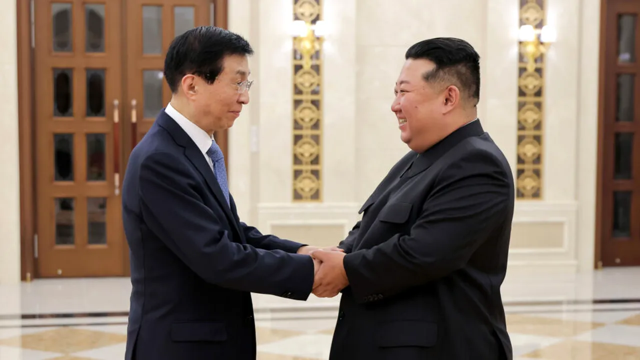 Kim Jong Un strânge relațiile cu Beijingul. Unul dintre cei mai puternici oameni ai Chinei, primit la Phenian