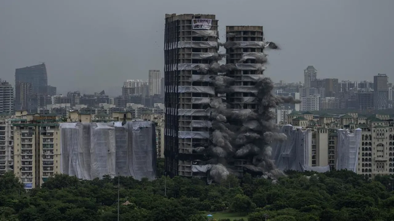 VIDEO Două clădiri de aproape 100 de metri au fost demolate în India pentru că au încălcat normele de construcţie. Procesul a durat 12 ani