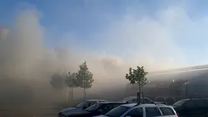 VIDEO | Locuitorii din Drobeta Turnu Severin sunt în pericol să se intoxice cu fum. Ard un depozit de cauciucuri şi o vulcanizare auto
