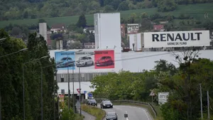 Compania Renault, obligată să-şi suspende producţia. Decizia care poate afecta producătorul de maşini
