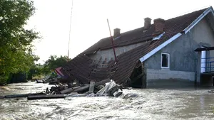 Preoţii, îndemnaţi de Arhiepiscopia Râmnicului să se roage pentru oprirea ploilor