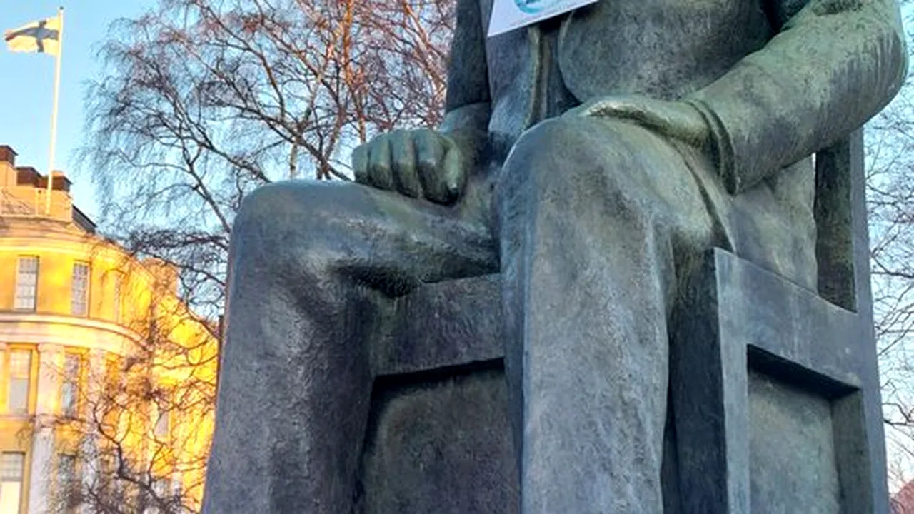 Activiştii de mediu leagă la ochi statuile din Olanda