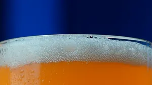 Berea fără alcool poate conține alcool. Ce înseamnă, de fapt, «0%» și ce trebuie să verifici pe etichetă