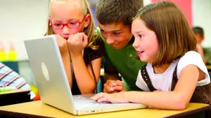 Educaţie la nivel occidental. Toţi elevii din clasele III-VII dintr-un oraş de provincie au primit tablete cu internet, în cadrul unui proiect pilot