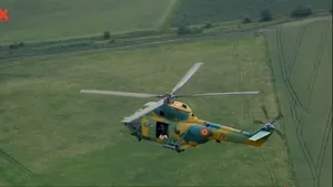 Te salută din aer şi le mulţumesc cu flori celor din linia întâi. Din elicoptere au fost aruncate sute de trandafiri peste Spitalul Judeţean Suceava 