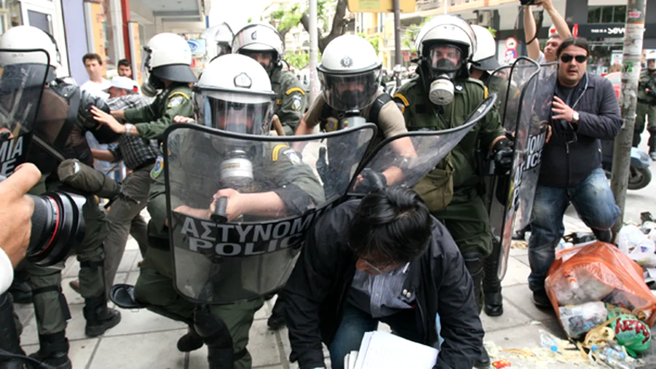 Mii de greci protestează împotriva măsurilor de austeritate, iar poliţia a folosit gaze lacrimogene