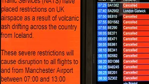 Spaţiul aerian britanic, închis din cauza erupţiei vulcanice din Islanda - VIDEO