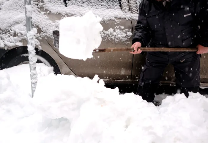 SOCIAL Peste 100 de persoane, blocate în mașini pe drumurile din toată țara / Aproape 4.000 de oameni au rămas fără curent în 3 județe