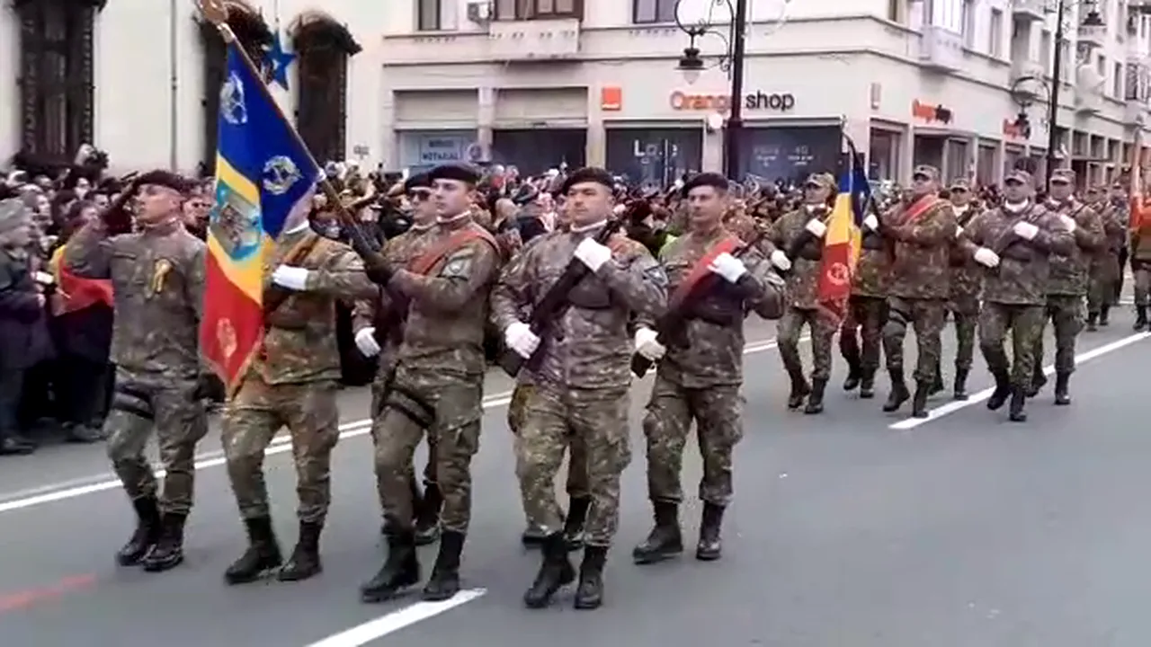 Un militar a leşinat la parada de Ziua Naţională de la Piteşti: „I-a scăzut glicemia”