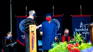 Iubirea pentru carte. O străbunică, proaspătă absolventă la 78 de ani