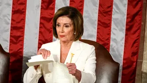 Explicaţia lui Nancy Pelosi, după ce a rupt o copie a discursului lui Donald Trump