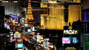 Las Vegas, oraşul jocurilor de noroc unde oamenii înfometaţi se îngrămădesc în faţa camionului cu mâncare