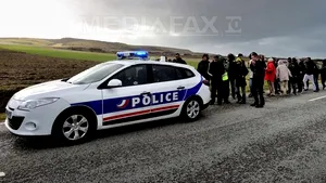 Treisprezece imigranţi extracomunitari, depistaţi la bordul unui camion, în Marea Britanie