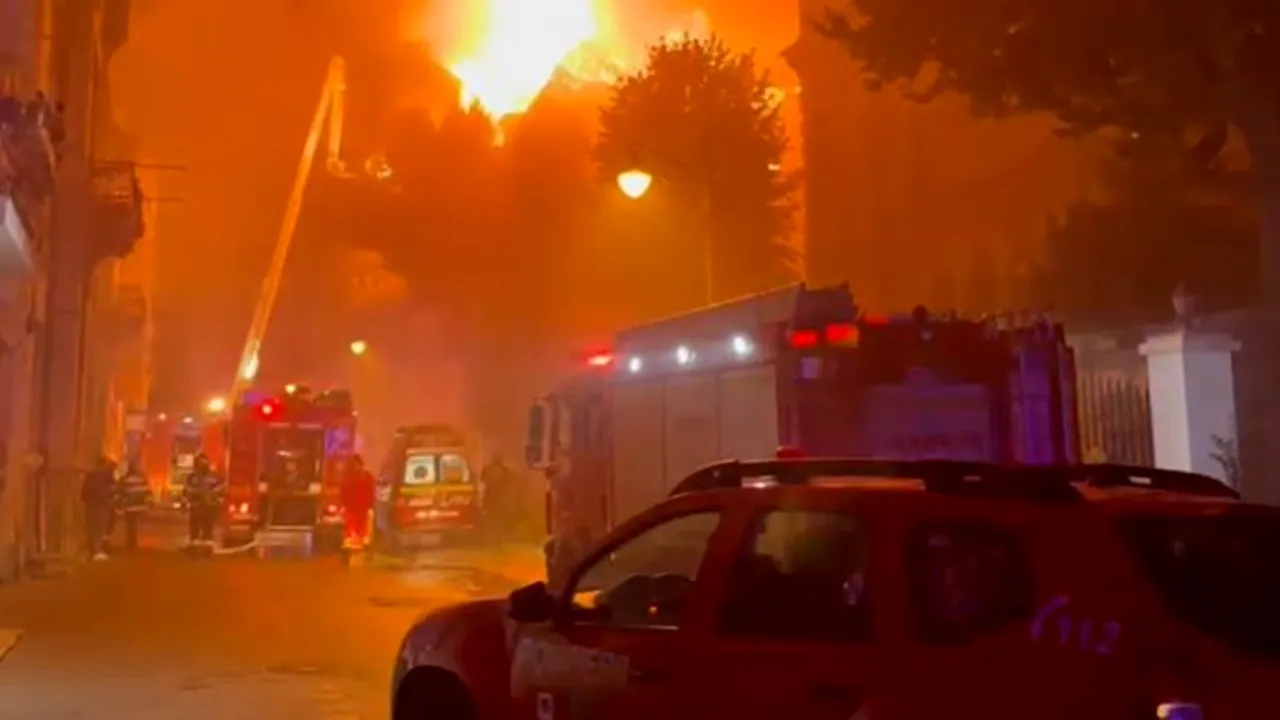 Incendiul de la sediul Arhiepiscopiei Tomisului a fost lichidat. Pompierii îndepărtează resturile de la clădirea afectată