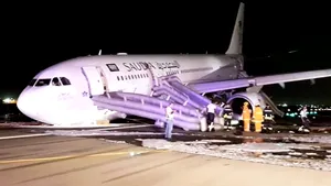 Un avion a aterizat de urgenţă în Arabia Saudită în urma defecţiuni la trenul de aterizare - VIDEO