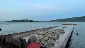O parte din cabluri au cedat. Momentele tensionate din timpul scufundării celor patru barje care au salvat Reactorul 2 de la Cernavodă