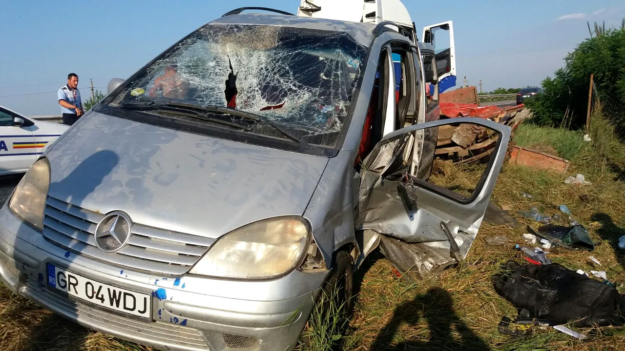 FOTO | Două persoane au fost rănite, după ce un autoturism a acroşat remorca tractată de maşina lor