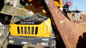 Argeş: Bărbat prins sub un camion, după ce podul peste care trecea s-a rupt | FOTO