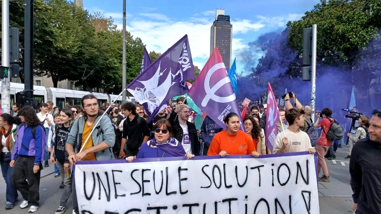Mii de persoane protestează în Franţa, după ce Macron l-a numit pe Barnier prim-ministru