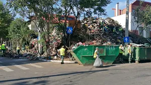Poliţia Sectorului 1 a început salubrizarea terenului de pe strada Străbună