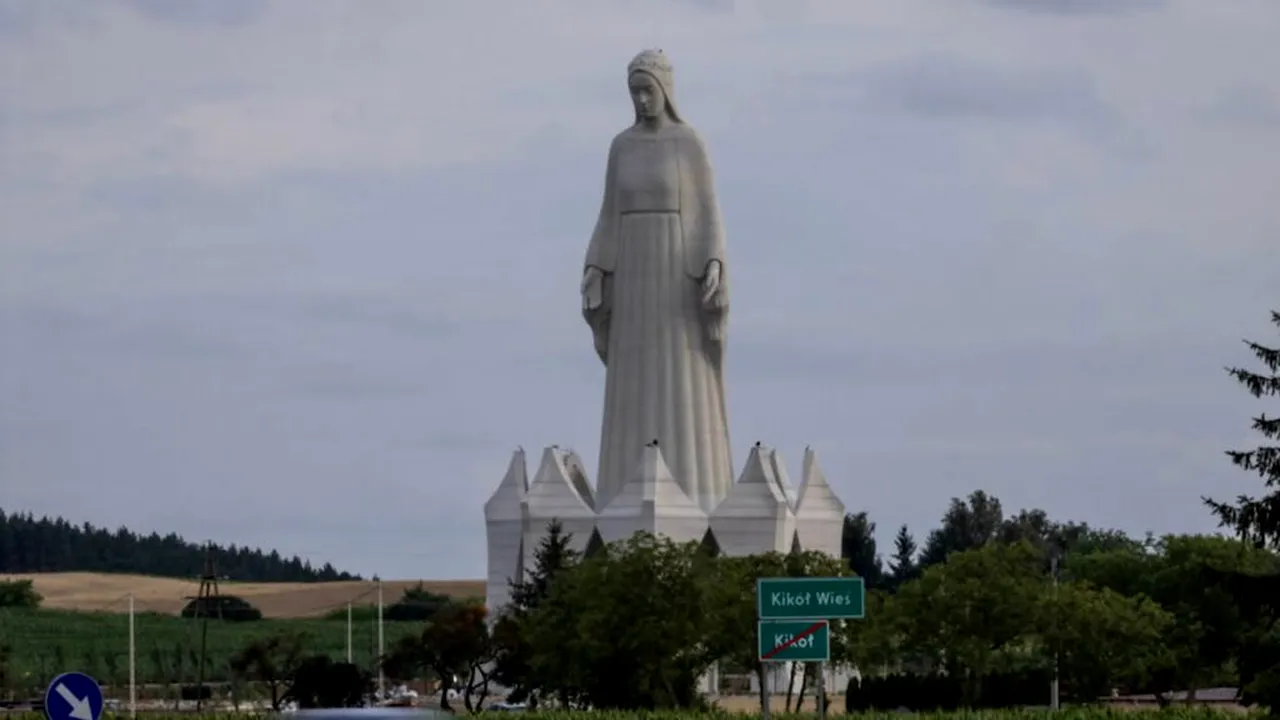 Cea mai înaltă statuie a Fecioarei Maria din Europa a fost inaugurată cu elicoptere și petale de trandafiri