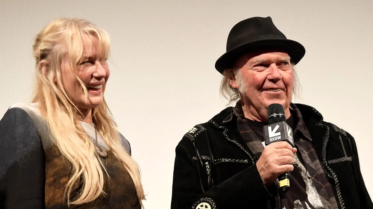 Actriţa Daryl Hannah şi muzicianul Neil Young s-au căsătorit