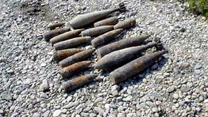 Suceava: Ladă metalică cu muniţie, găsită pe malul unui pârâu