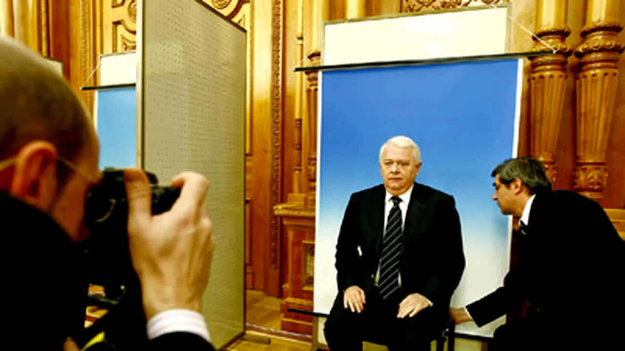 Deputaţii care au mers să-şi ridice legitimaţiile, preocupaţi de cum arată în poze