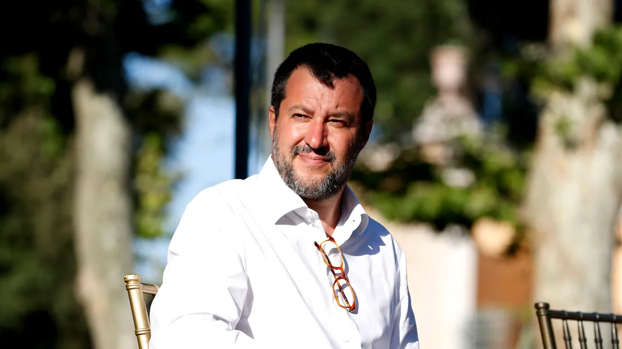 Best-seller cu pagini...albe. Autorii nu au găsit niciun motiv pentru care politicianul italian Salvini ar merita „încredere, respect şi admiraţie” 