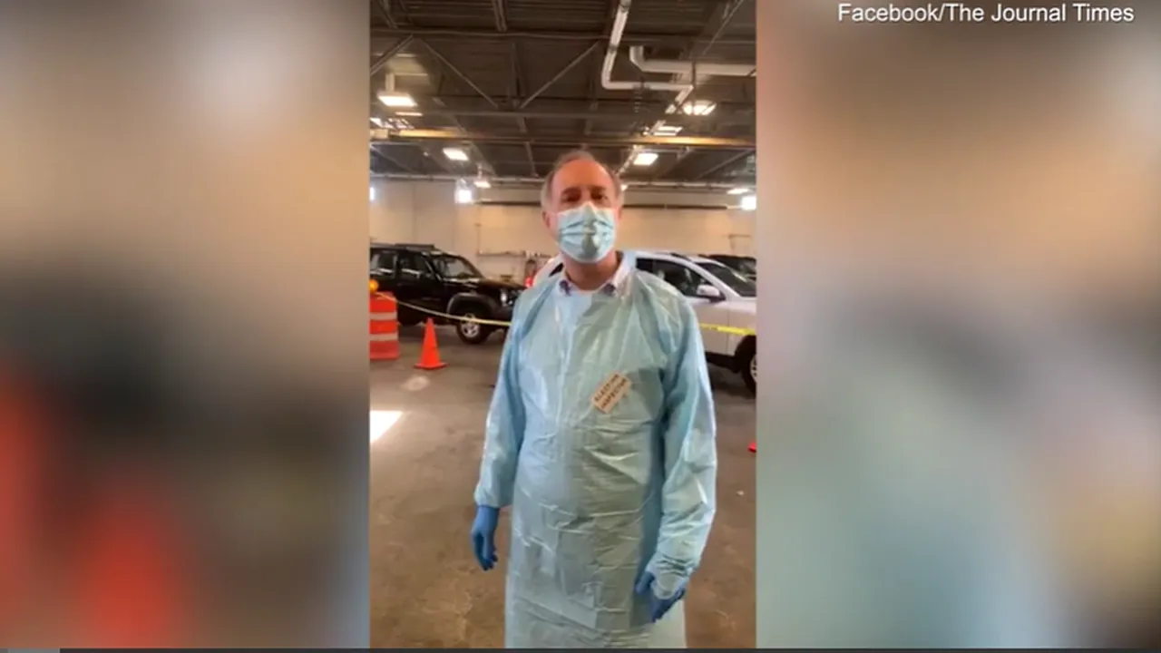 Un politician american echipat complet împotriva coronavirusului le spune cetăţenilor că: „Este incredibil de sigur să ieşiţi