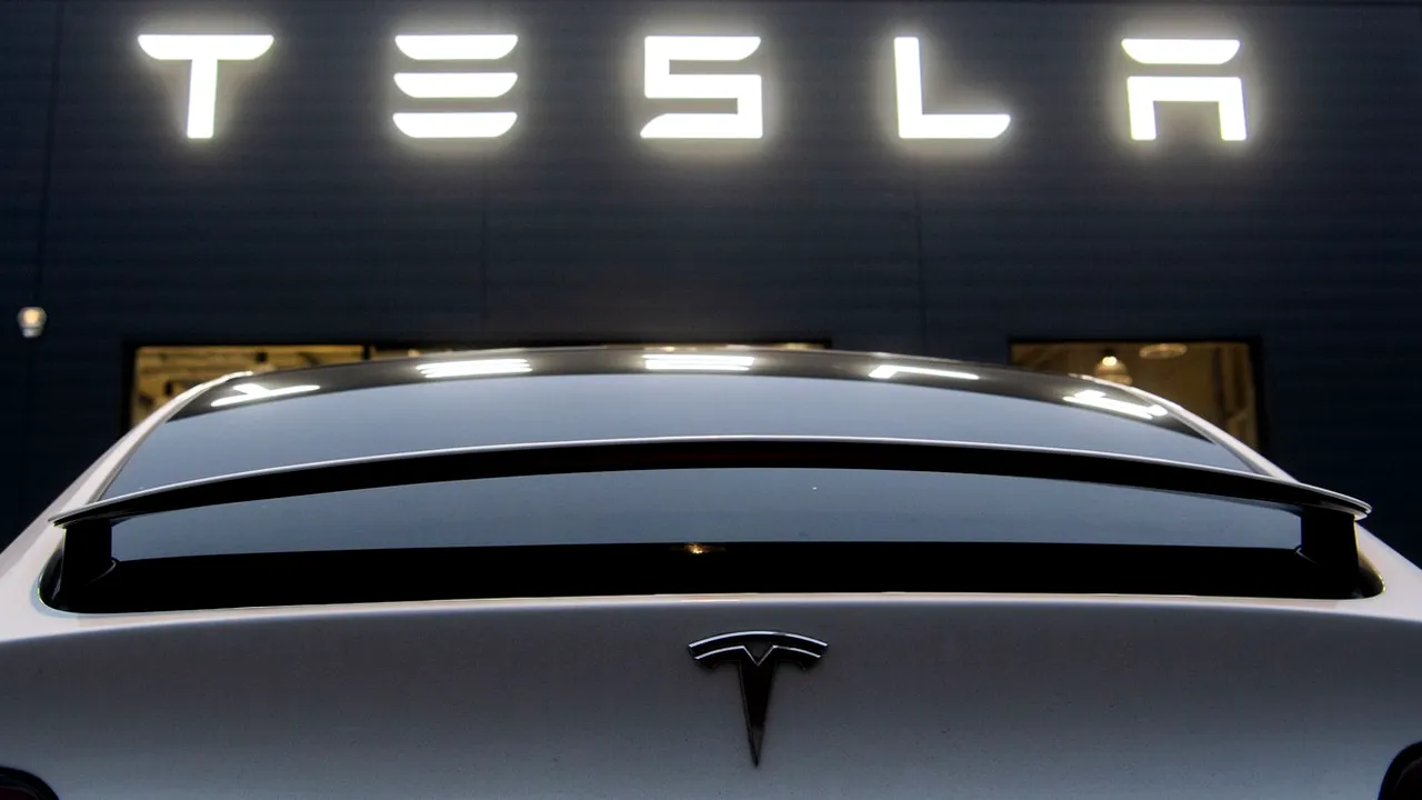 Tesla nevoită să reducă salariile şi să trimită angajaţi în concediu din cauza coronavirusului