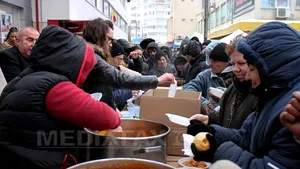 Ziua Naţională la Iaşi, Slatina şi Ploieşti. Mii de persoane s-au înghesuit la coadă la fasole, cârnaţi şi vin fiert, după parada militară - FOTO, VIDEO