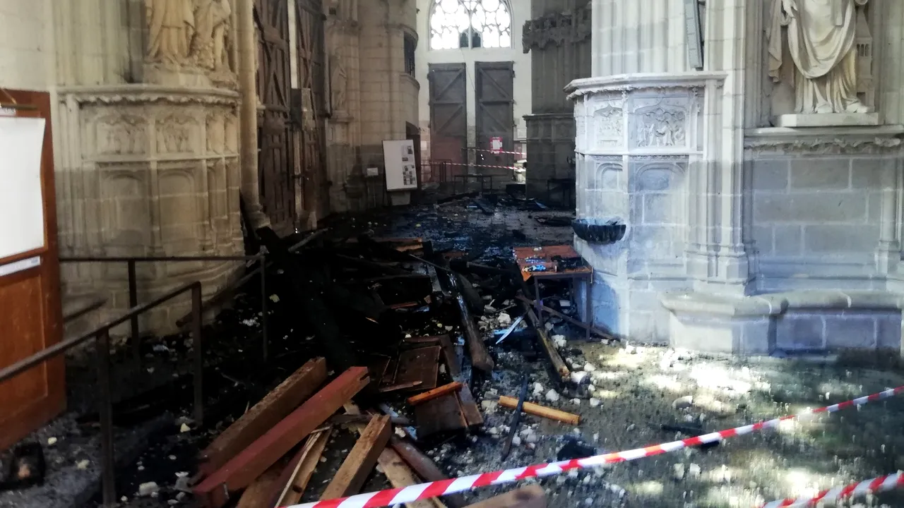 Cetăţeanul ruandez care a provocat incendiul de la catedrala din Nantes a anunţat autorităţile că a ucis un preot catolic
