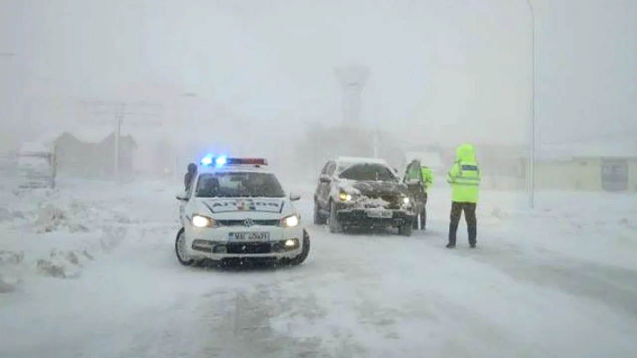 Avertizări meteo severe: Circulație închisă pe DN 2B și DN 22 Buzău - Brăila din cauza viscolului