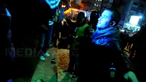 Peste 110 persoane din Piaţa Universităţii au fost duse la secţii de poliţie din Capitală