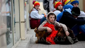 Sute de voluntari şi ambasadori din 40 de ţări, la un târg caritabil de Crăciun în Capitală