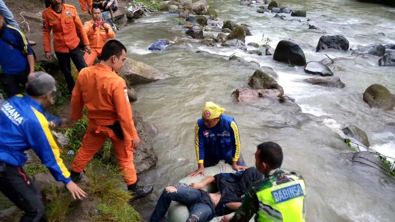 Accident grav în Indonezia. Cel puţin 26 de persoane au murit după ce un autobuz s-a prăbuşit într-o râpă. FOTO