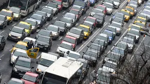 Românii pleacă în minivacanţă: Traficul rutier se intensifică pe A2 către litoral şi pe DN1 Bucureşti – Braşov/ Aglomeraţie şi pe Valea Prahovei