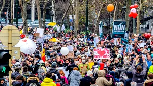 Proteste masive în Bruxelles faţă de restricţiile antiepidemice. Au participat şi cetăţeni români. A fost nevoie de intervenţia forţelor de ordine 